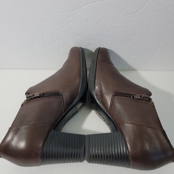 Clark's Women Carlisle Mocha Ankle Boot Sz 7M Leather Side Zip Buckle Block Heel - Picture 5 of 12